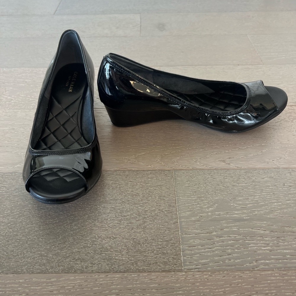 COLE HAAN Open Toe Wedge Patent Leather Size 8.5 Black NWOB